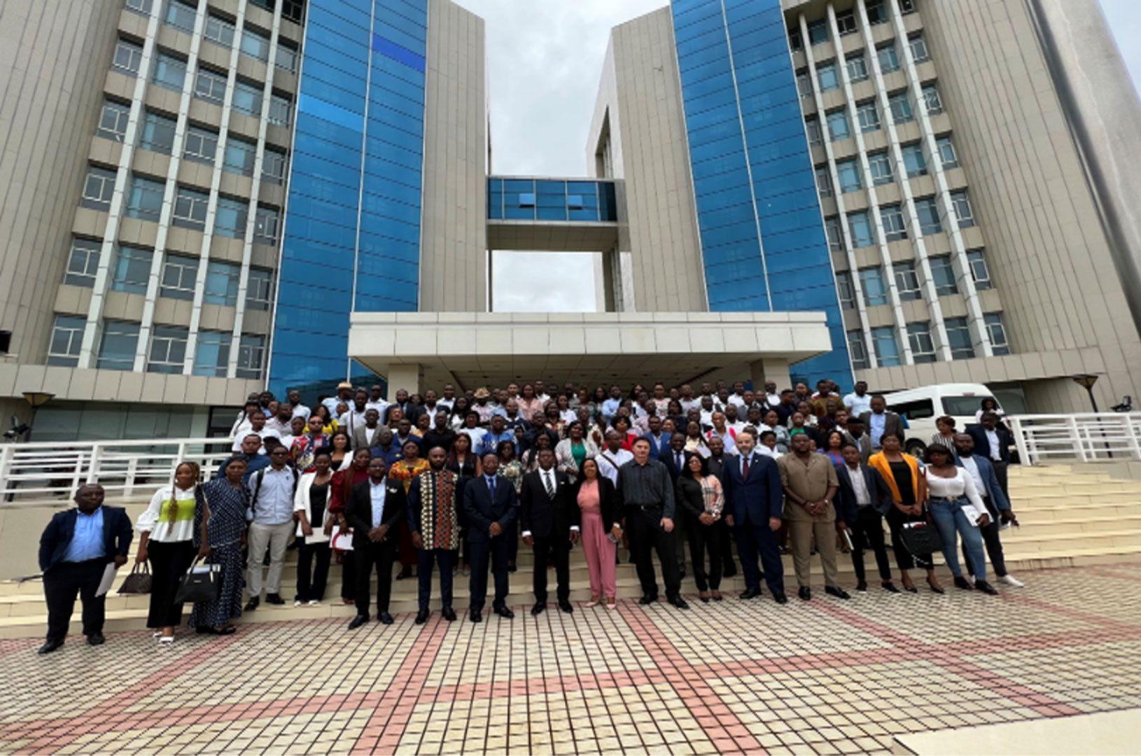 Un groupe rassemblé devant un bâtiment à Malebo