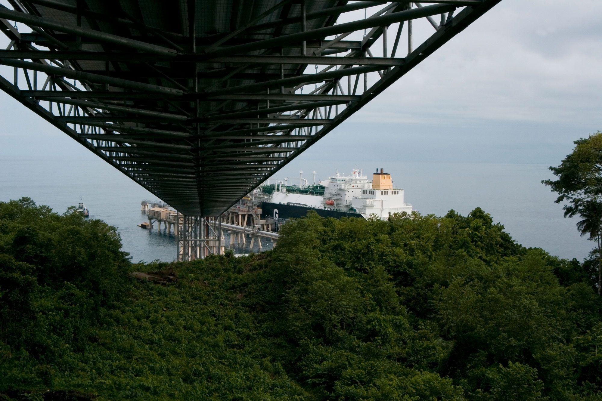 Infrastructure transferring LNG to a ship