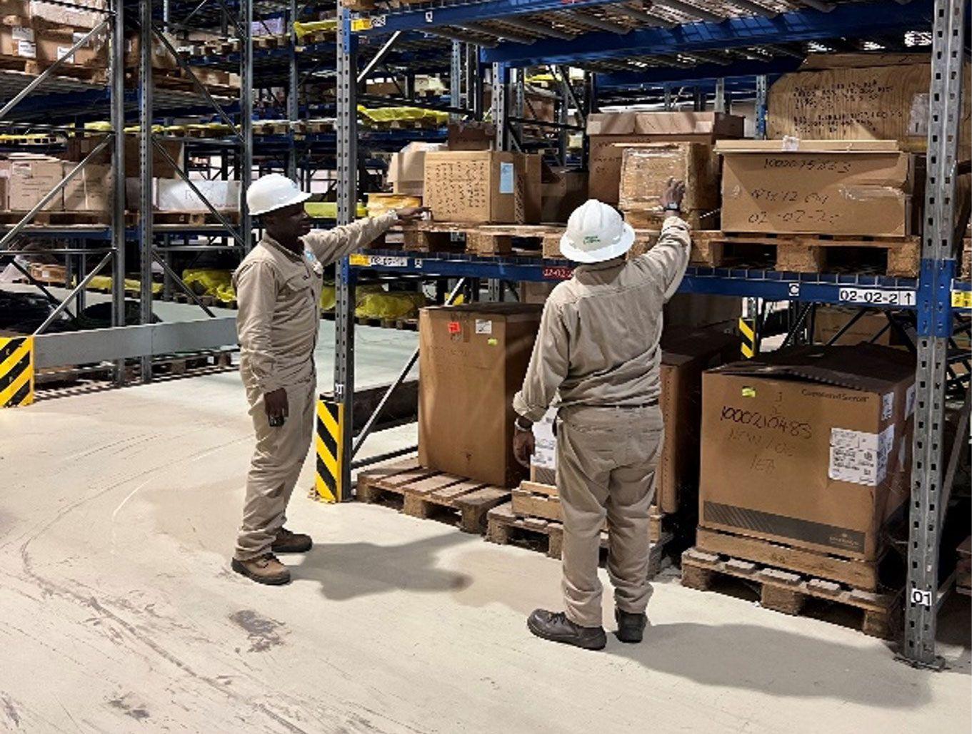 Hommes travaillant dans un entrepôt